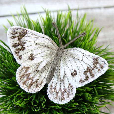 Free-Flying Checkered White (In-the-Hoop)